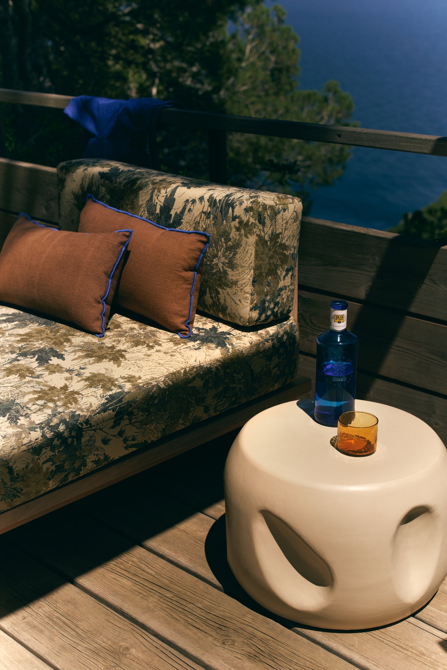 Mesa auxiliar de cerámica "Shell"