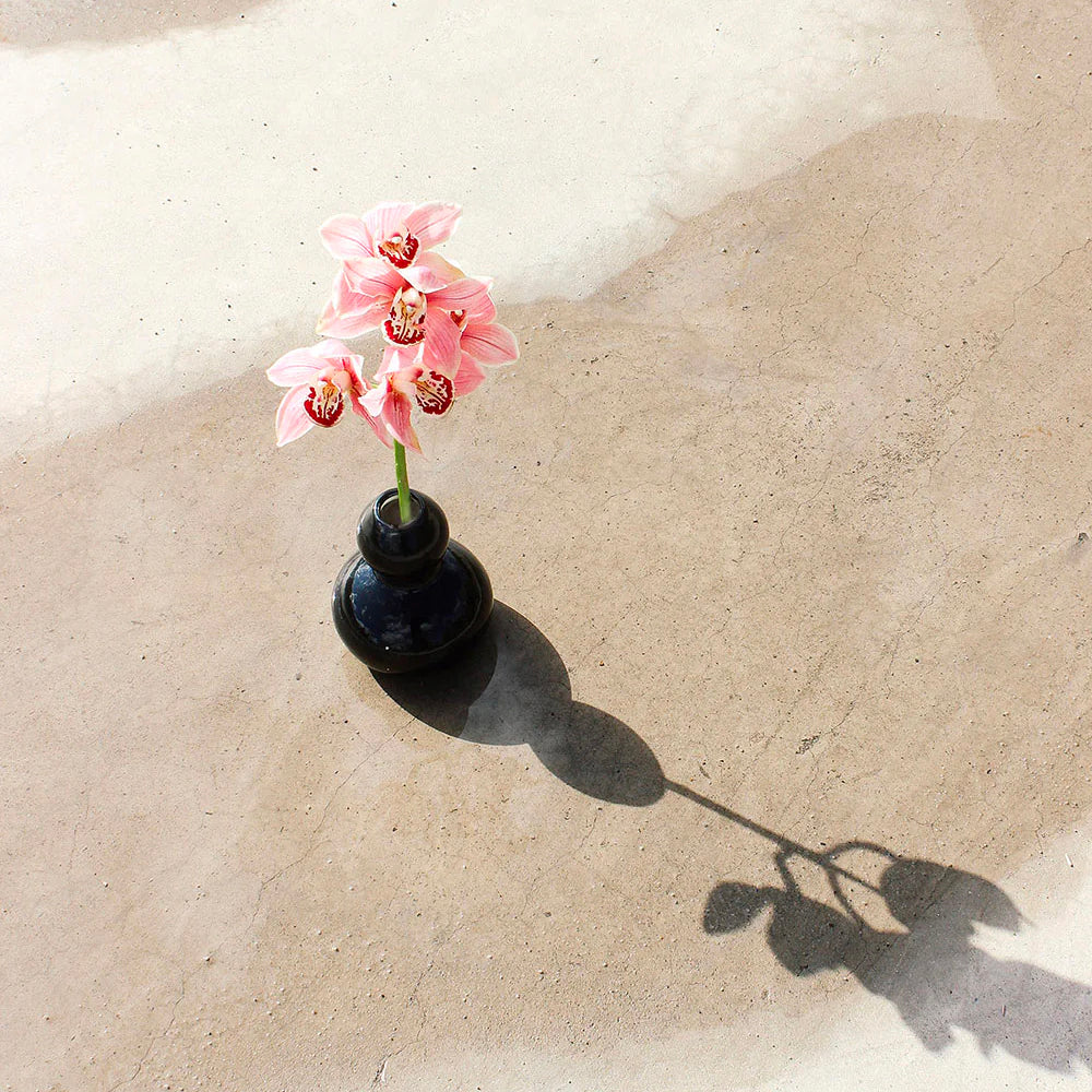 Florero de cerámica negro Figura B