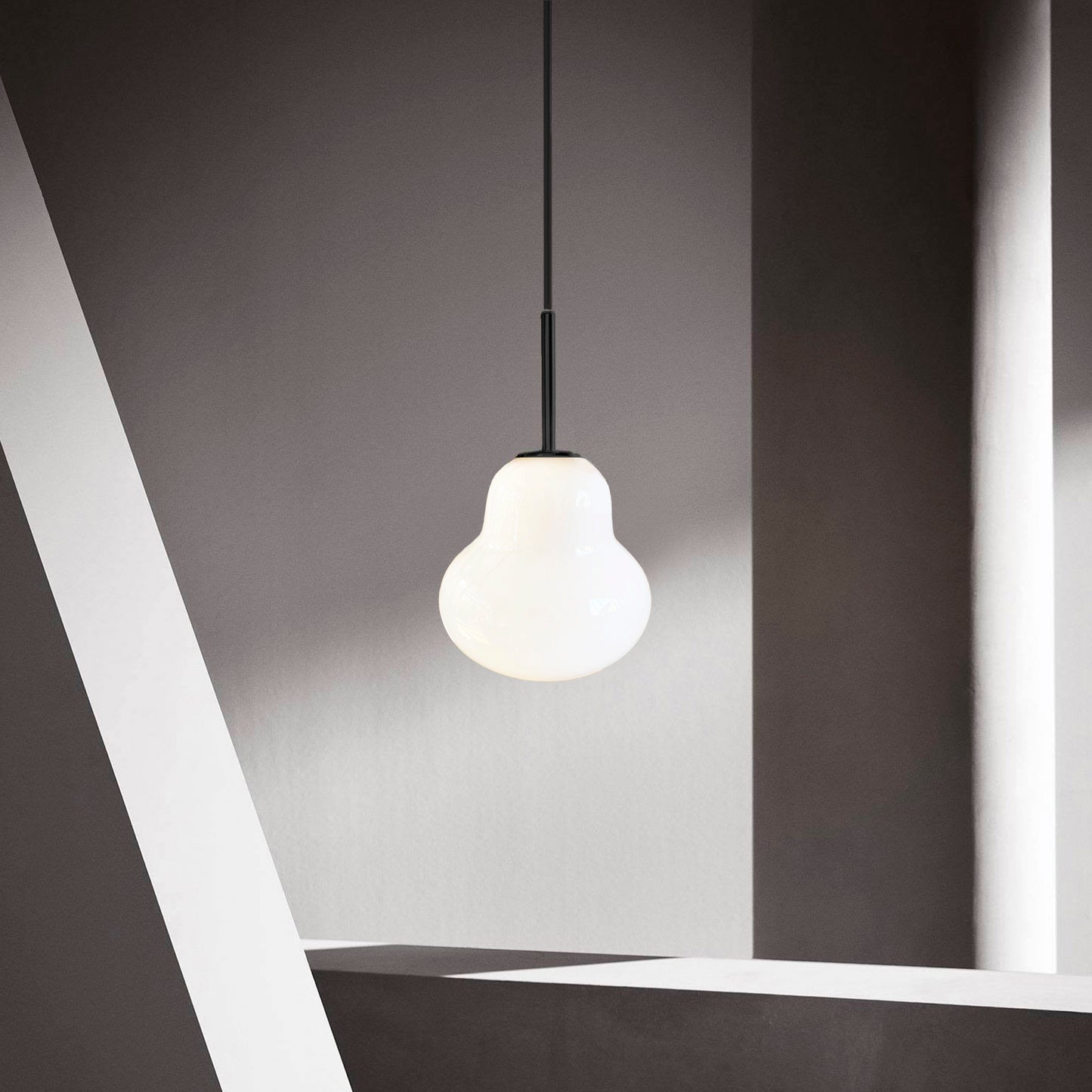 Lámpara colgante de aluminio negro y vidrio opal Minerva 1