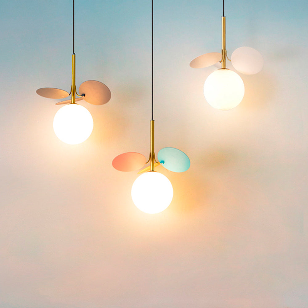 Lámpara colgante de metal y vidrio opal Fiore blanca