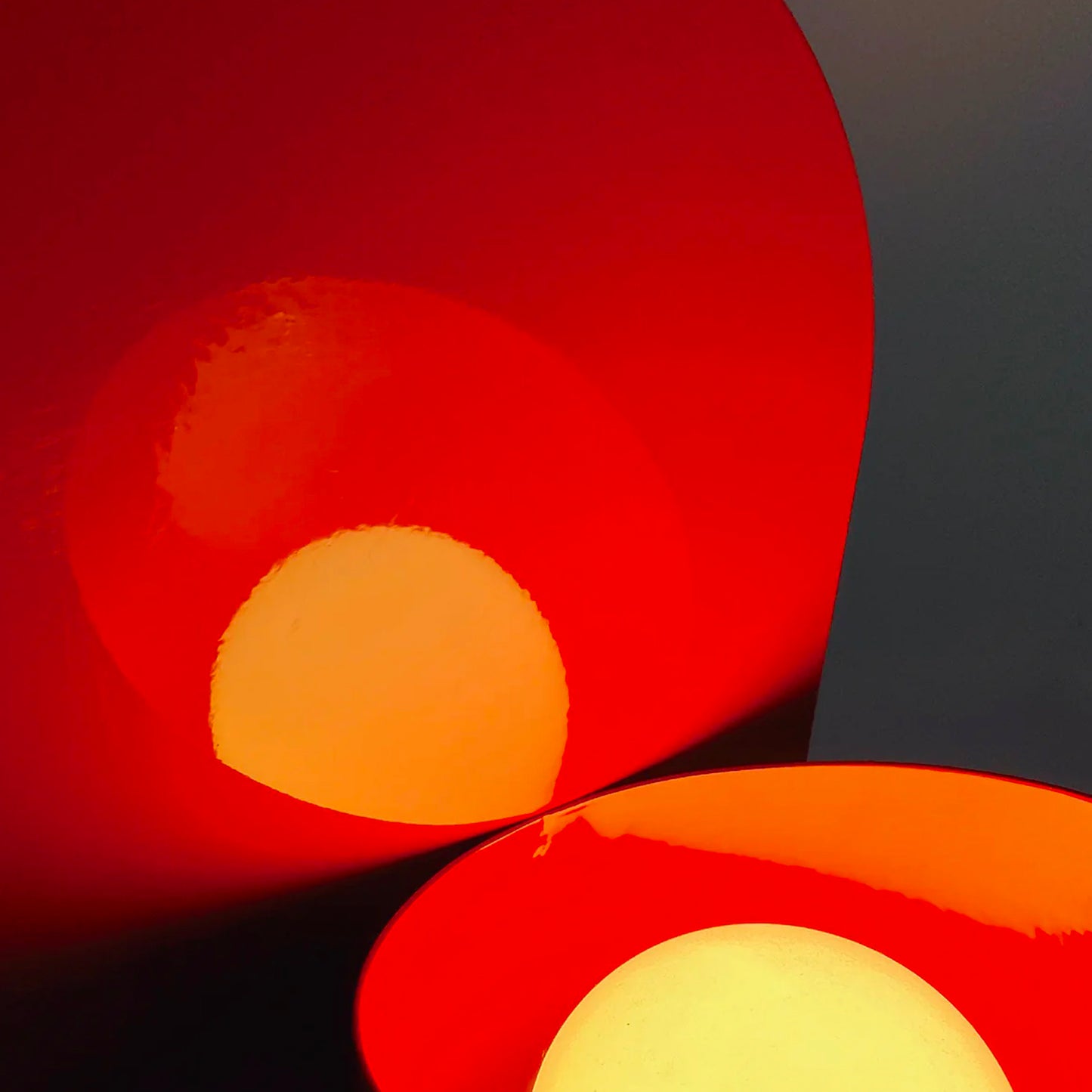 Lámpara de mesa en aluminio roja brillante Ciro